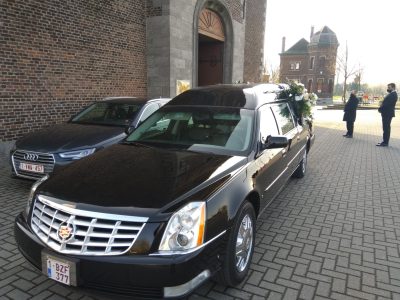 Corbillard Cadillac noir devant l'église